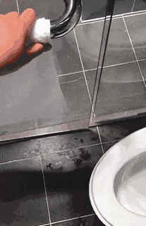 |搞笑GIF:日防夜防闺蜜难防