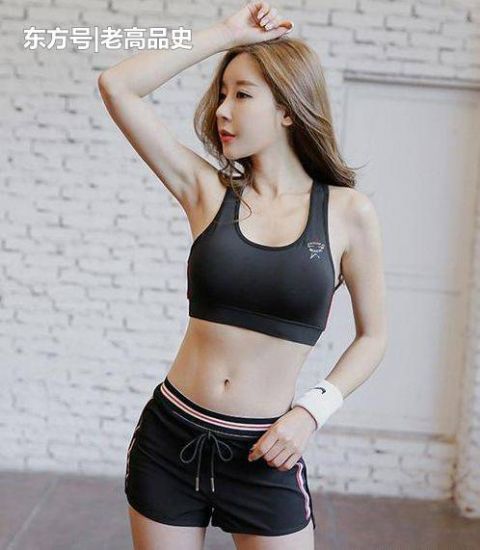 美女|紧身打底裤个性前卫的美女,秀出傲人曲线,焕发时尚气息