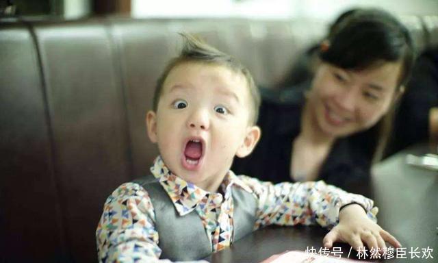 陌生人|公交车上女儿突然喊脚疼,宝妈低头一看报了警,乘客称赞孩子聪明