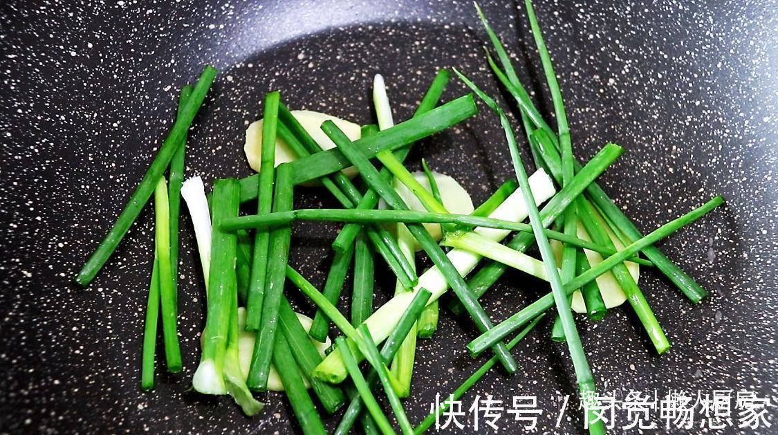 大虾不用水煮,撒点盐焖一下,比白灼虾更好吃,脆嫩Q弹