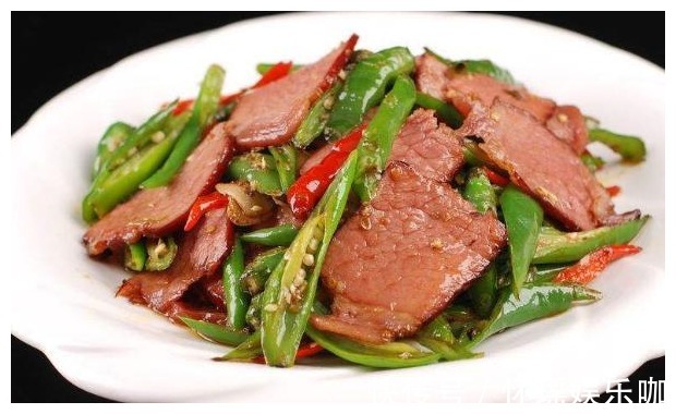 青椒炒腊肉|精美的家庭小菜,十分美味的青椒炒腊肉,让人回味无穷