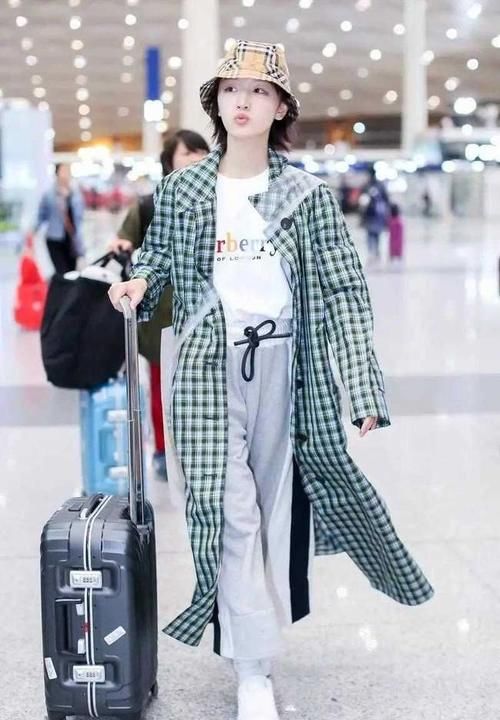 身材高挑|街拍女王不是吹的，连风衣配牛仔裤这么普通，都穿出大牌范