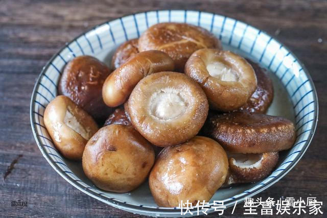 香菇直接用清水洗是大错，学会这个小妙招，脏东西小虫子乖乖溜走
