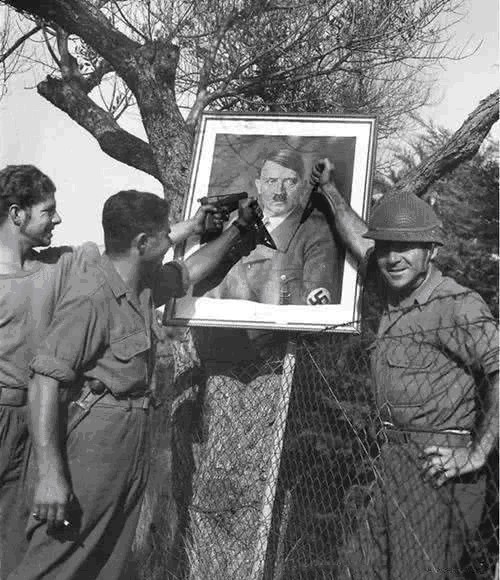 历史|历史上那些让你过目难忘的图片,猜猜图3女性跪着干啥?图5正在打啵……