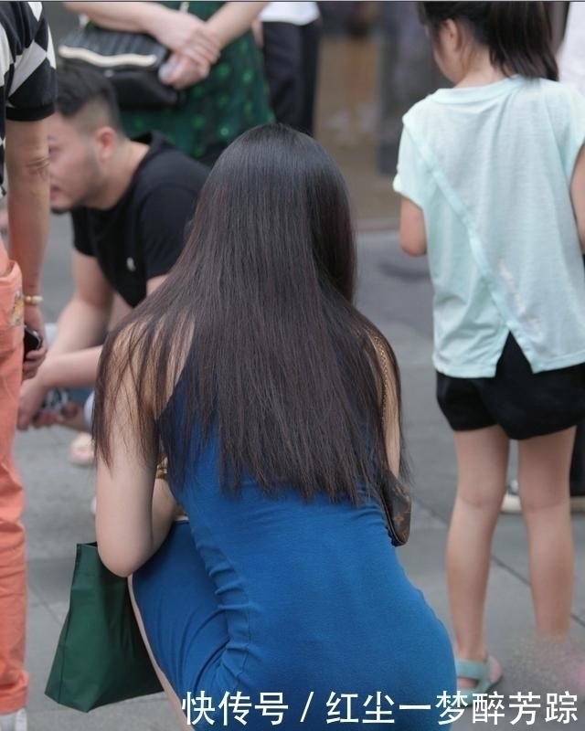 小姐姐|街拍身材好还穿紧身,一看小姐姐就是性情中人