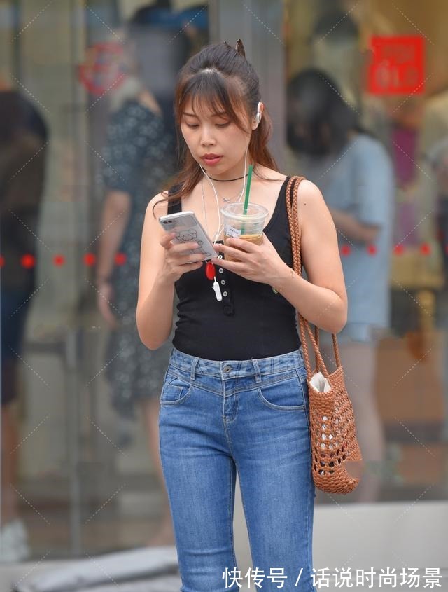 挎包 牛仔裤套装搭配编制挎包,性感成熟,知性稳重!