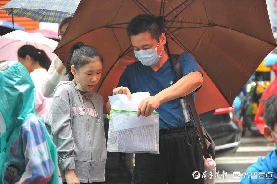 赴考|再三叮嘱！赴考家长考点外为考生加油鼓气