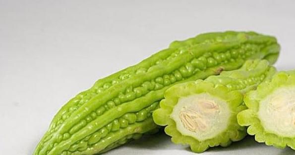  营养物质|苦瓜是长寿瓜，坚持吃的人不易出现5种疾病，但两类人却并不适宜