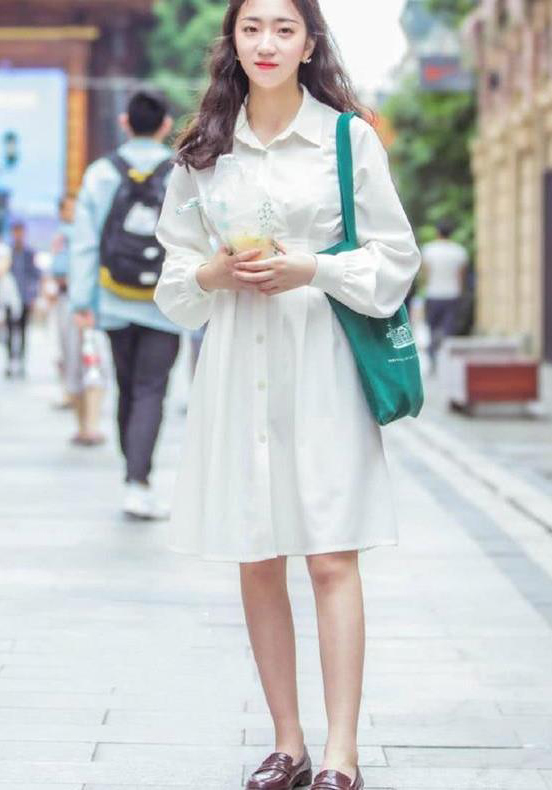 街拍:身材苗条的美女,高雅的气质,真是羡煞众人呀