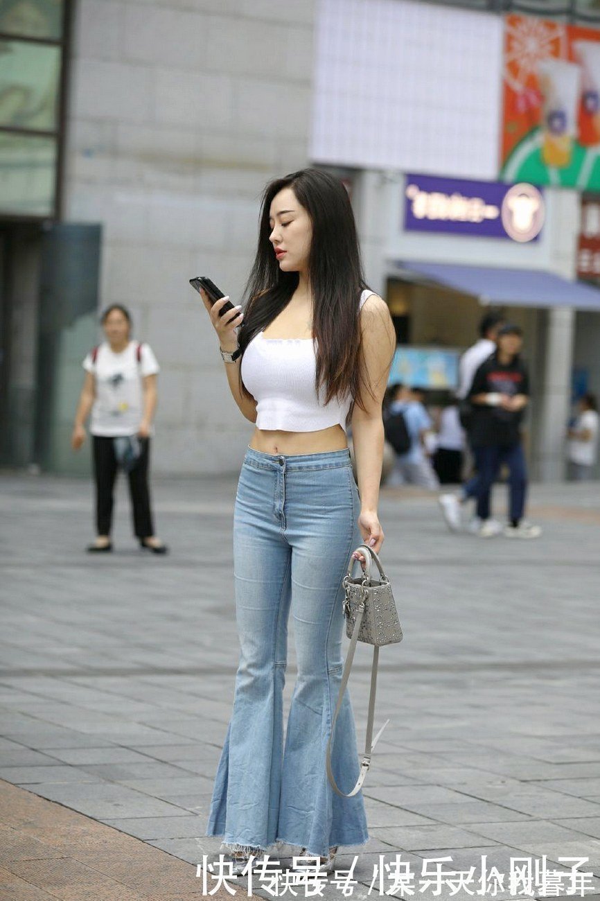 时髦 复古的喇叭裤又流行起来,完美的穿衣风格,时尚舒适又有气质!