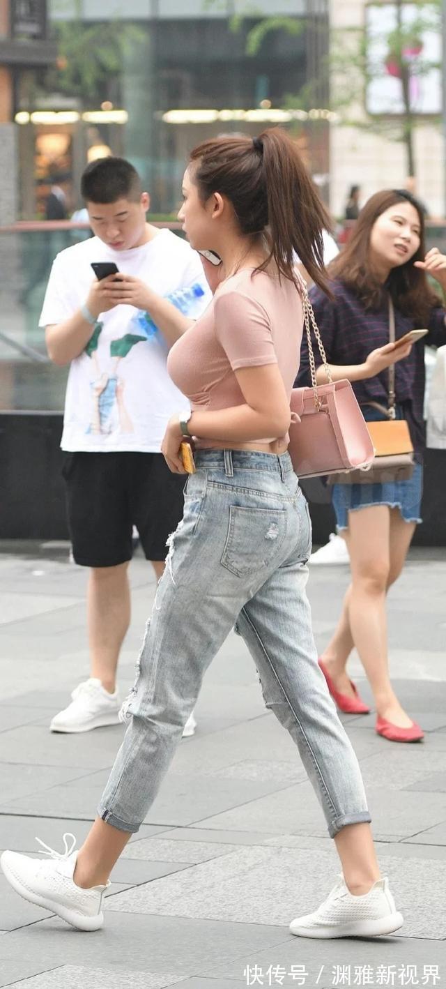 发型|街拍美女瓜子脸小姐姐扎着马尾,破洞牛仔让人驻足凝望