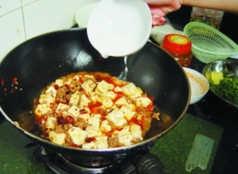 做麻婆豆腐时，豆腐要不要焯水大厨教你正确做法，豆腐滑嫩Q弹