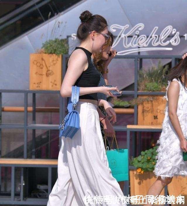 裤子 黑色经典上衣搭配白色优雅打底裤,搭配的时尚感,很有讲究