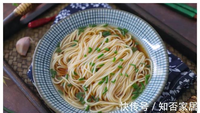做法|夏天，面条最简单的做法，5分钟上桌，劲道滑爽又开胃，百吃不腻