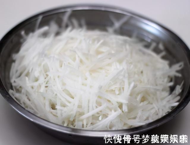 萝卜包饺子时,用盐杀水还是下锅炒干?教你1招,味道鲜还不出水
