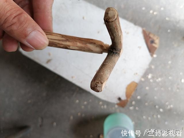 钓鱼支架还在掏钱买吗？为何不利用废鱼竿+树Y做一个，一样好用