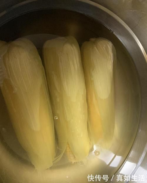 煮玉米,最忌直接冷水下锅煮!再加这两样,玉米清甜软糯吃不腻
