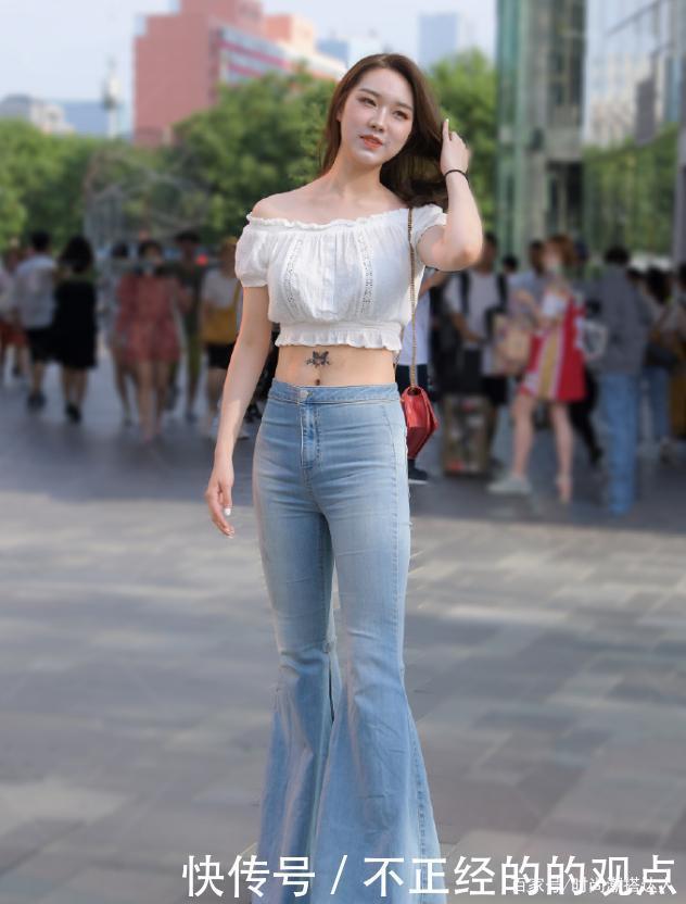 高挑|高挑女性的穿搭,抹胸装加喇叭裤,简直是“秀腿于无形”