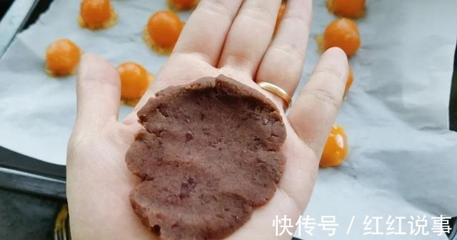 酥皮月饼|中秋来点不一样的，五彩月饼颜值高，酥软不腻味道好！