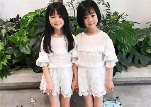 姐妹|双胞胎姐妹,一个奶奶带,一个妈妈带,一年后孩子差别显而易见