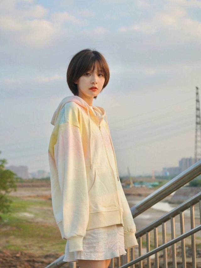 穿搭|这是我见过最洋气的通勤穿搭:风衣搭配牛仔裤,很实用又高级洋气