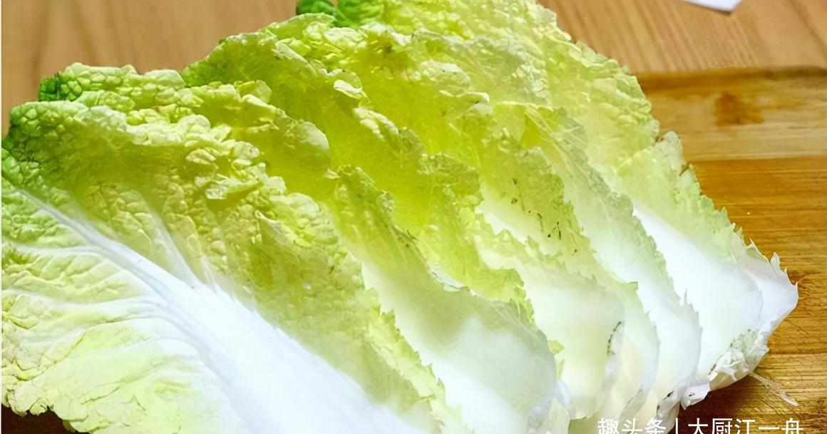炒白菜时,最忌直接下锅炒!炒前记得多加这1步,白菜爽脆不出水