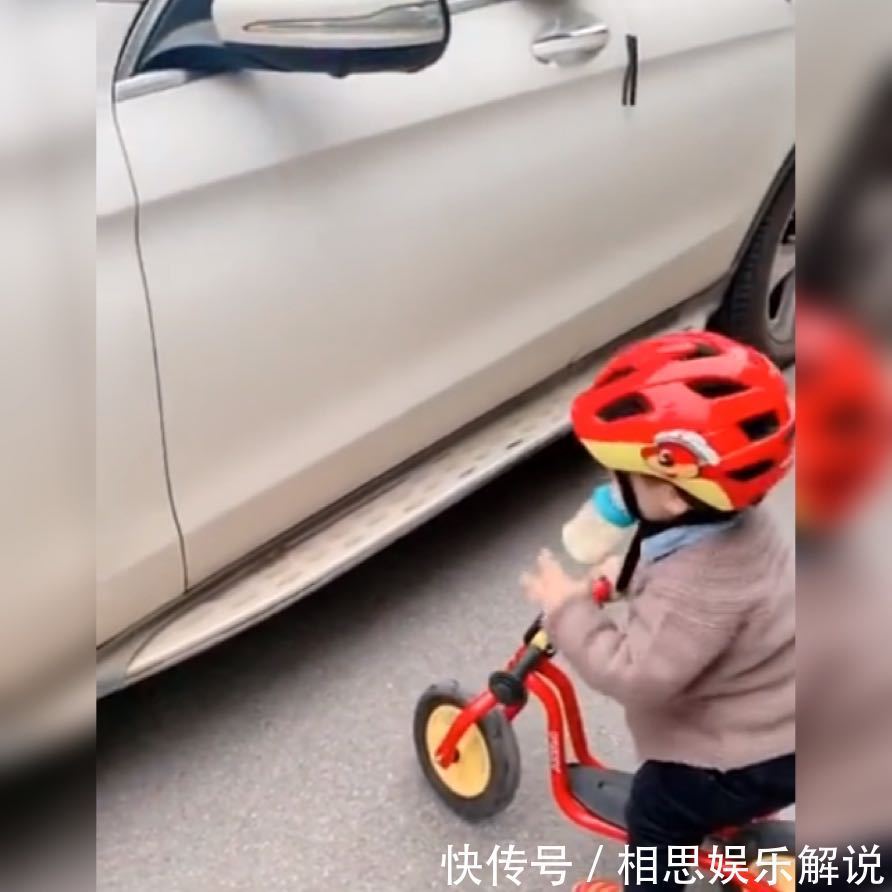 场地|萌娃“奶驾”碰到开车回家的爸爸意外走红,网友建议吊销驾驶证