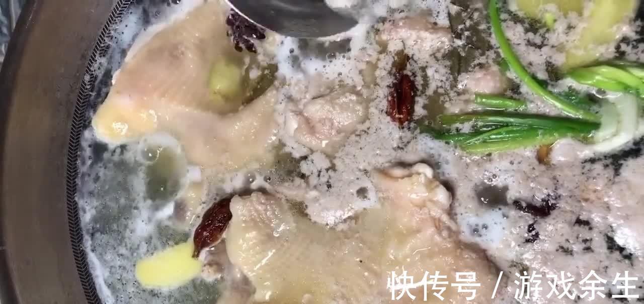 口水鸡的详细做法,2种香料保证色黄不腥,香辣味美肉质鲜嫩爽滑