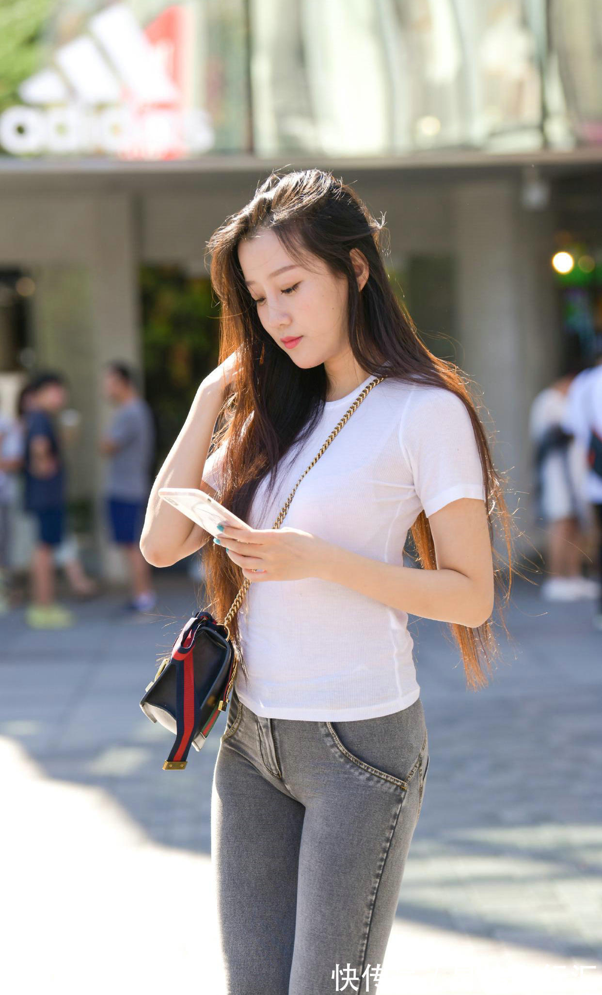 露脐衫 牛仔裤搭配粉色露脐衫,让微胖的身材显瘦显高挑,美丽又温馨