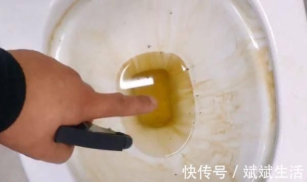 马桶|洗马桶谁还用洁厕灵啊聪明人都用它清洗,轻松去除黄渍无异味