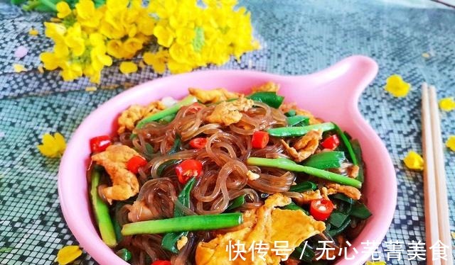 鸡蛋和粉丝一块做,炒一炒就出锅,方便简单,好吃又下饭!
