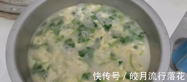 野生鲫鱼汤这么烧,汤鲜色白没有刺,宝妈们快收藏好!