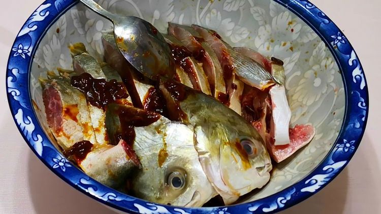 鲳鱼别做红烧了,教你秘制新吃法,比清蒸好吃,比红烧简单,香