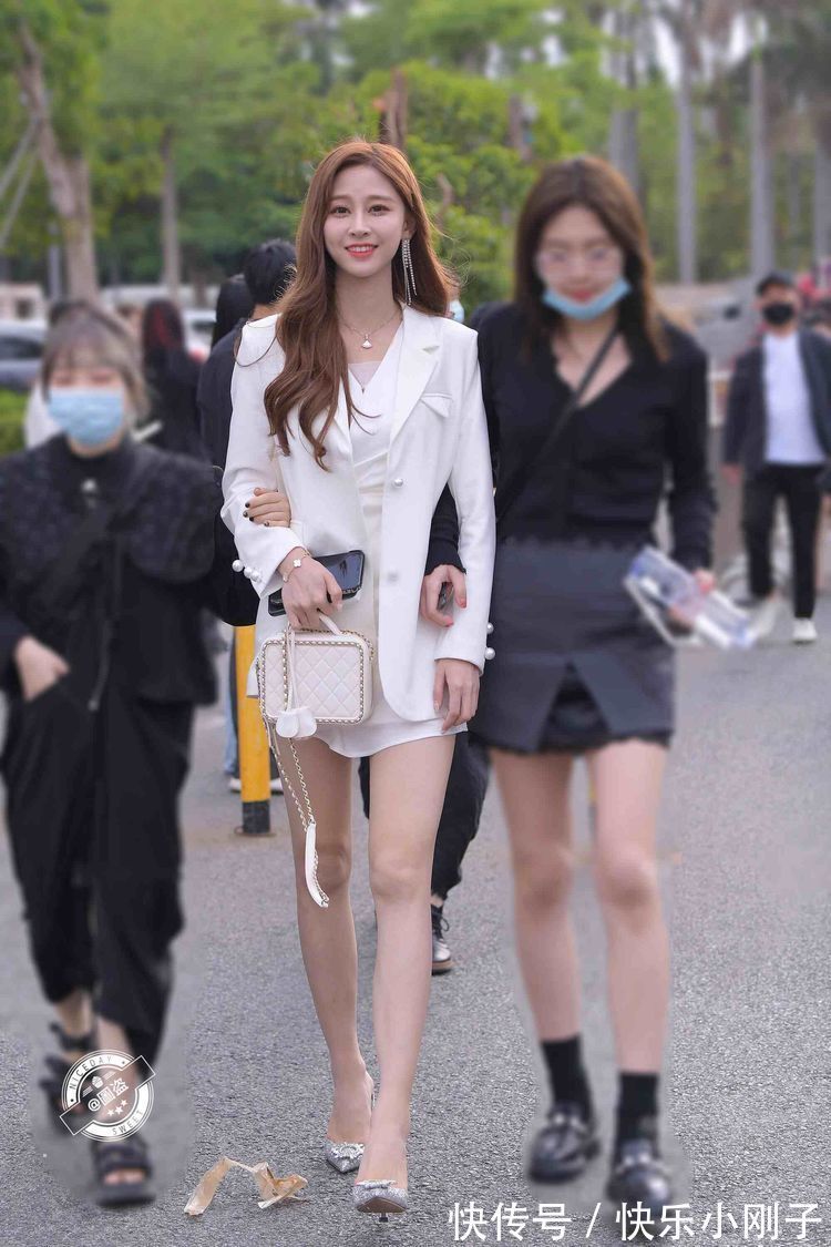 连衣裙 一条显气质的连衣裙秀出自己的好身段,整体起来更柔和,气质非凡