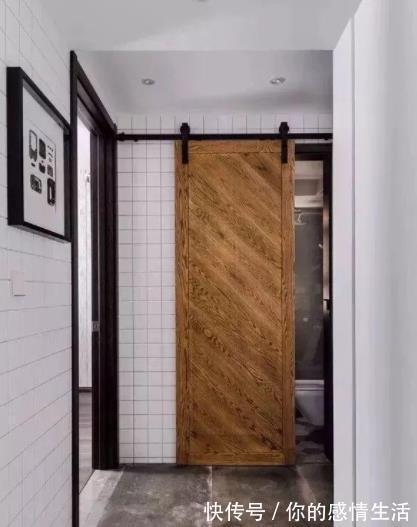 推拉门|为何不给卫生间装平开门,而改用它替代?装修师傅:美观又实用!