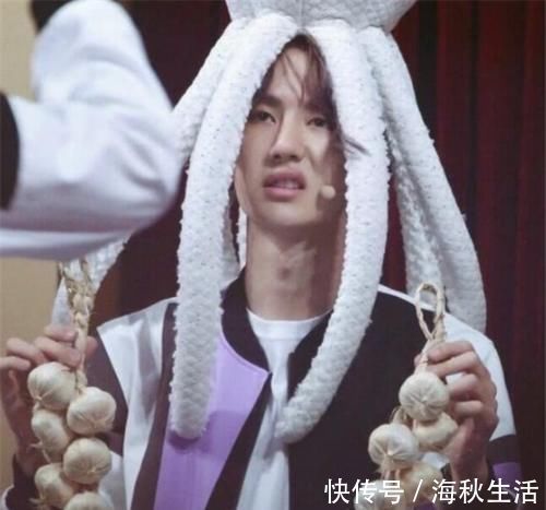 笑容|明星的职业假笑,王源、黄明昊还好,看到王一博营业不易,为了生活