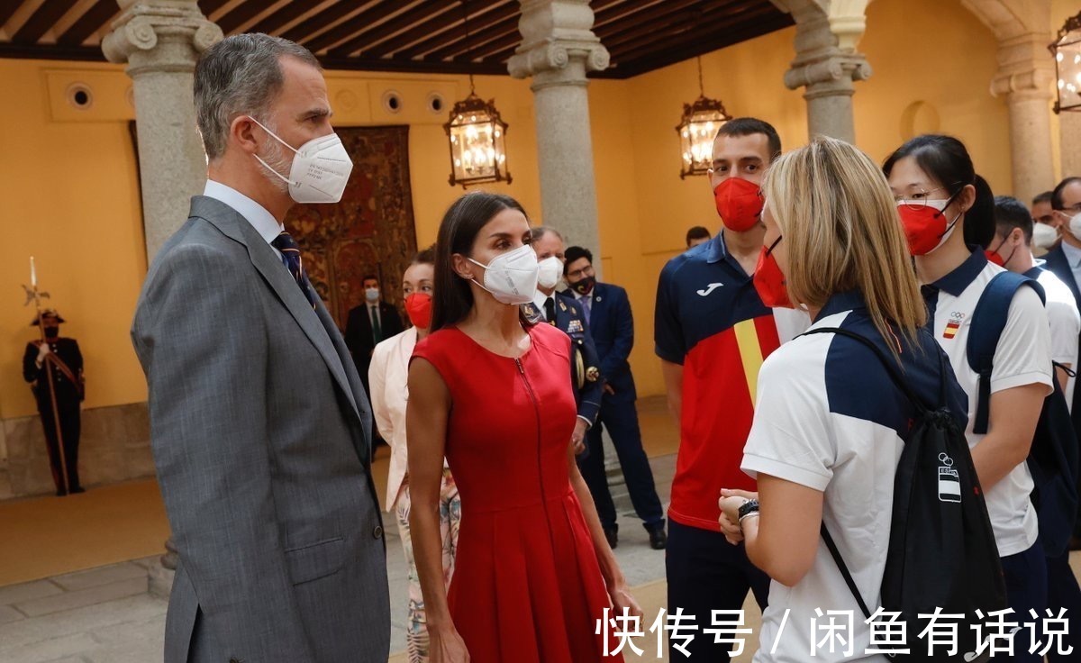 高级感|西班牙王后一家出游,母女三人硬把基础款穿出高级感,简单却上照