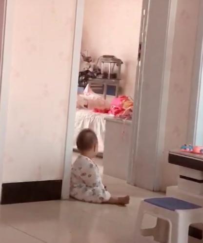 姐姐|弟弟午睡醒来后,坐在姐姐房间门口等姐姐睡醒,画面太有爱了