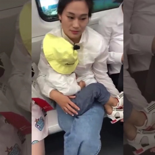 格局|地铁里的这位宝妈火了,网友真正的修养就是不给别人造成麻烦!