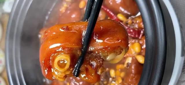 家常菜黄豆烧猪脚,香辣入味软糯Q弹,营养丰富大家都喜欢吃