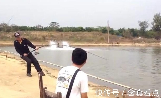 拉动|男子河边钓起神秘“鱼王”,几个人一起使力才能拉动,大开眼界