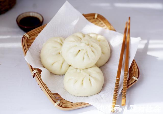 面团|蒸包子时，记得不要只加酵母，面里加2样，包子又白又软又香又甜