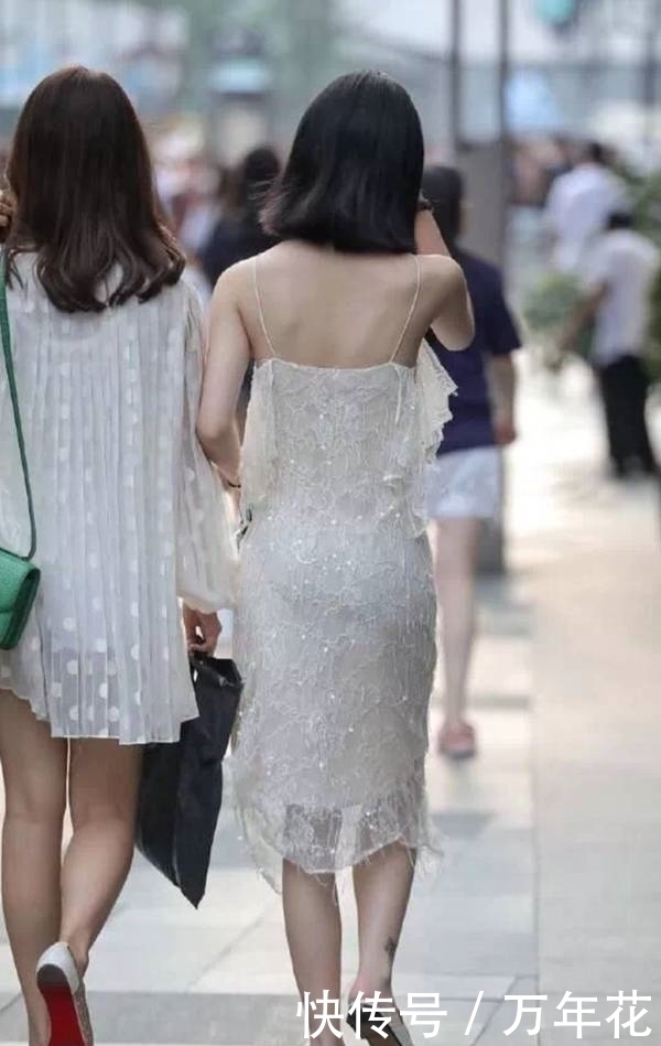 吊带裙|时尚街拍:短发美女穿薄纱吊带裙,有亮点不止一处!