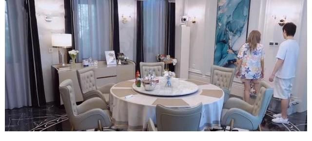 周扬青在自家录节目，从大门就能看出，绝对是“大户人家”