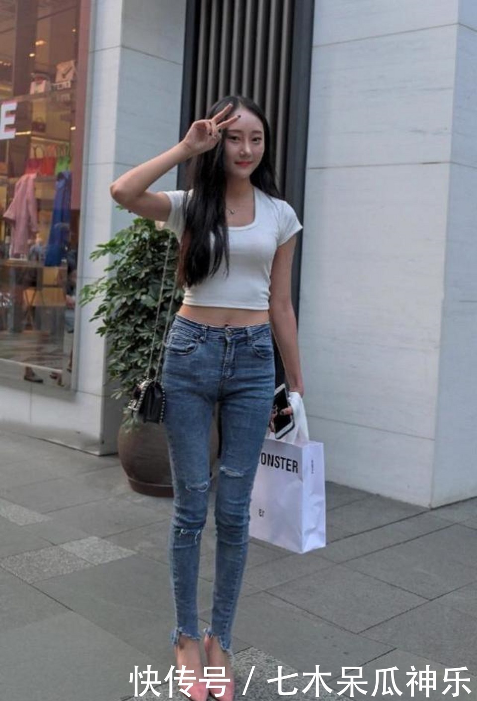 短袖|街拍,美女迷彩瑜伽裤搭配简单的短袖,撑起了性感身材