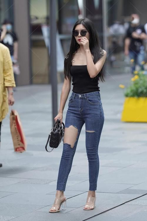 苗条 苗条美女怎么穿搭?黑色吊带背心搭配紧身牛仔裤,展现好魅力!