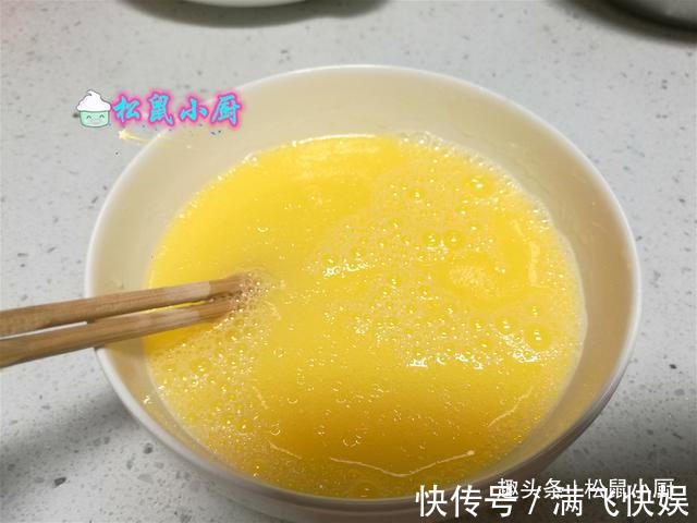 炸油条用酵母、泡打粉全错!油条店老板教你正确做法,金黄酥脆