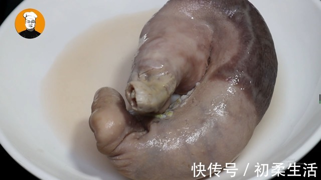 加盐|洗猪肚时,加盐和面粉洗就错了,饭店大厨教我一招,干净无异味