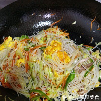 米粉|自从学会包菜炒米粉，我就不想再吃外卖了