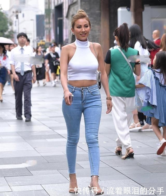 肩膀 外国小姐姐挂脖螺纹白色小背心搭配,性感时髦,国外果然开放些!